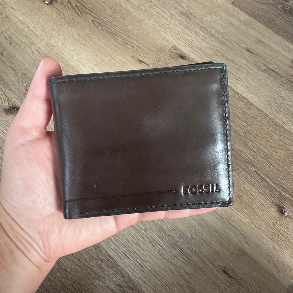 NWT Fossil Dark Brown Leather Card Holder